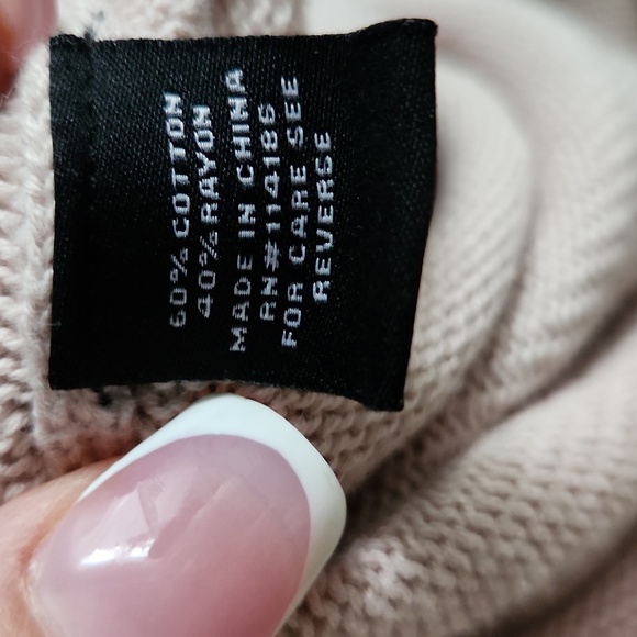 Womens soft rose colored sweater - Picture 8 of 8